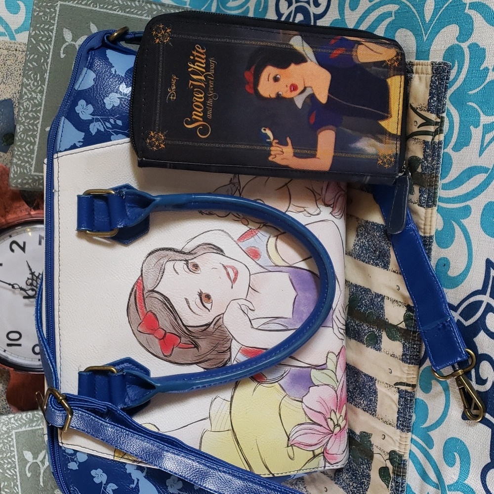 Loungefly Snow White & The Seven Dwarfs crossbody/shoulder/handbag  & wallet.
